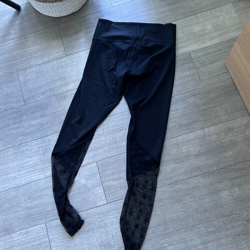 Athletic leggings with mesh star pattern detail